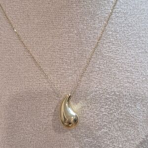 Elegant Gold Teardrop Pendant Necklace